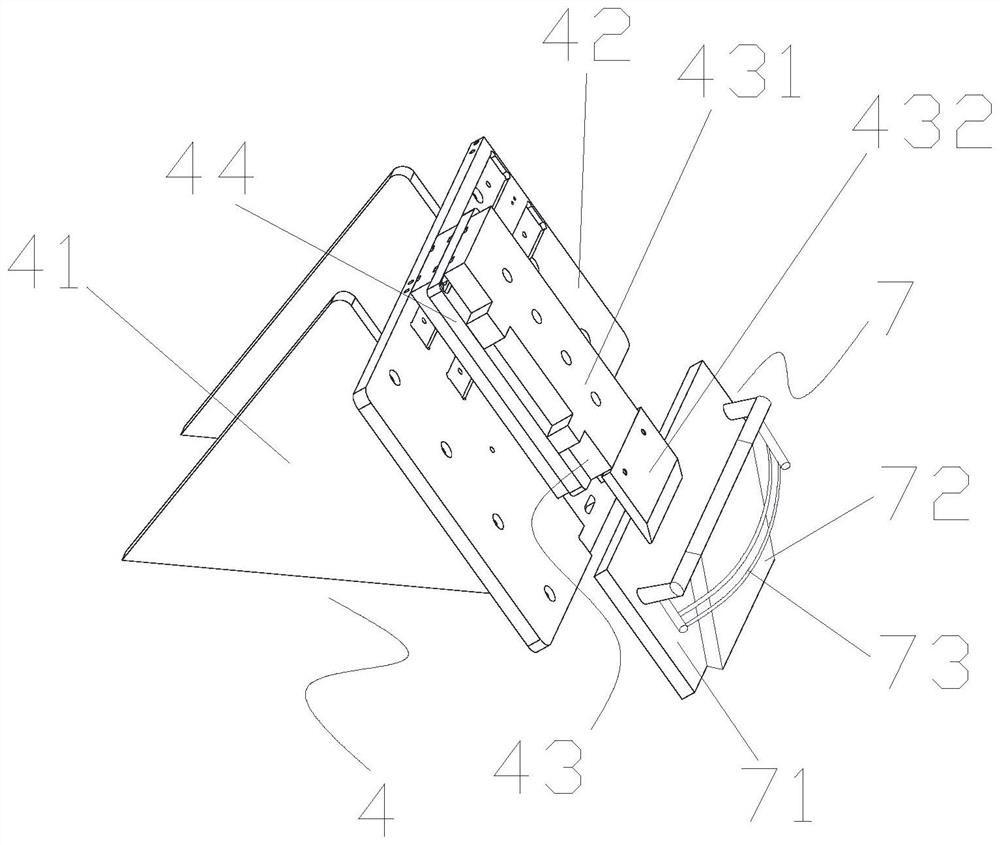 Full-automatic arranging and plug-in mounting equipment for saw chain tool bits and working method of full-automatic arranging and plug-in mounting equipment