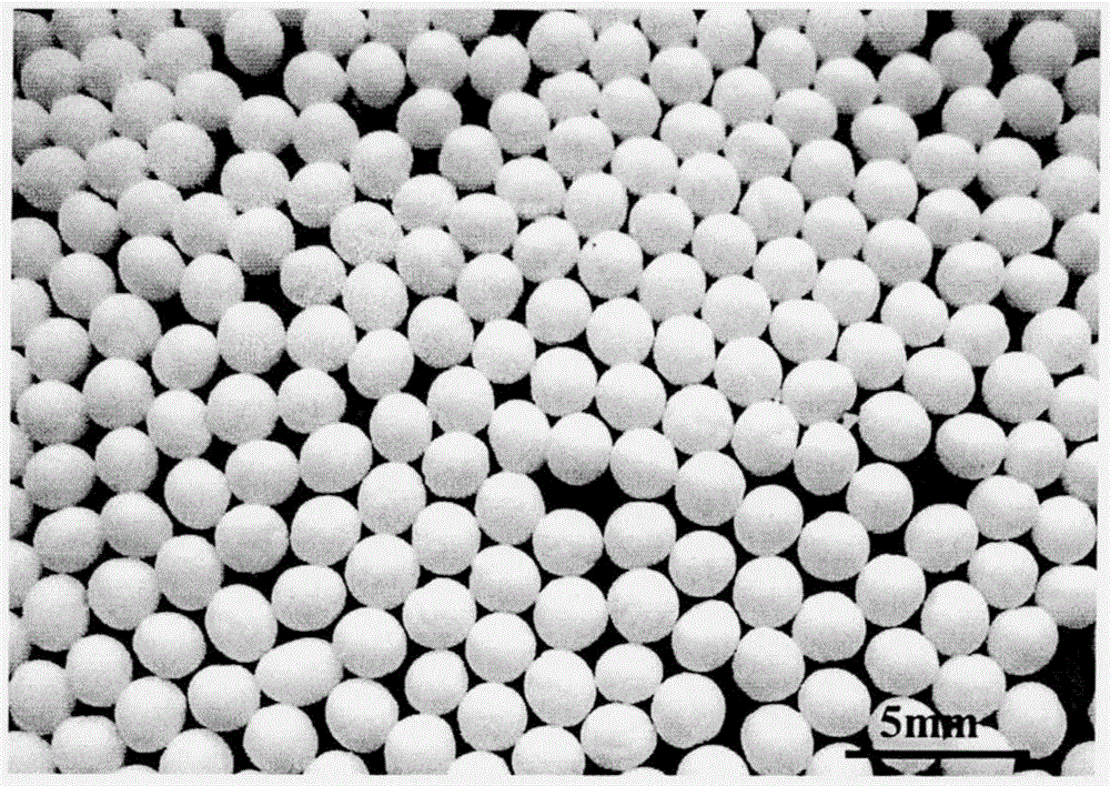 Composite ball containing self-assembly microcapsule and preparation method thereof