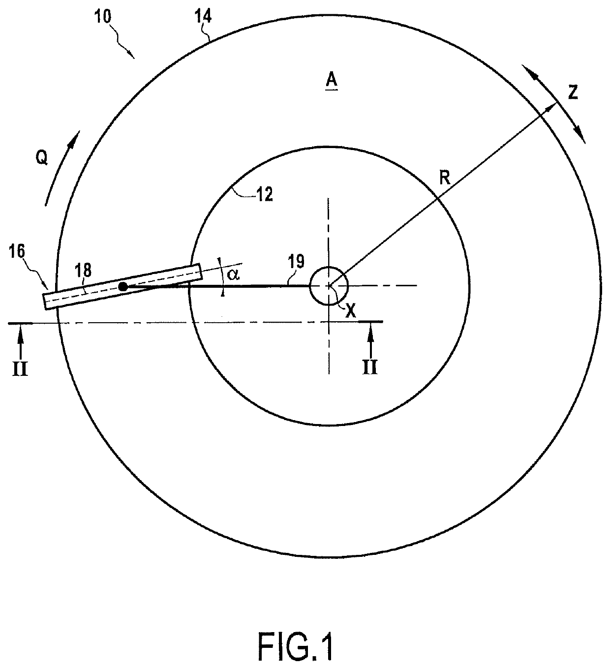 Device for fabricating annular pieces by selectively melting powder, the device including a powder wiper