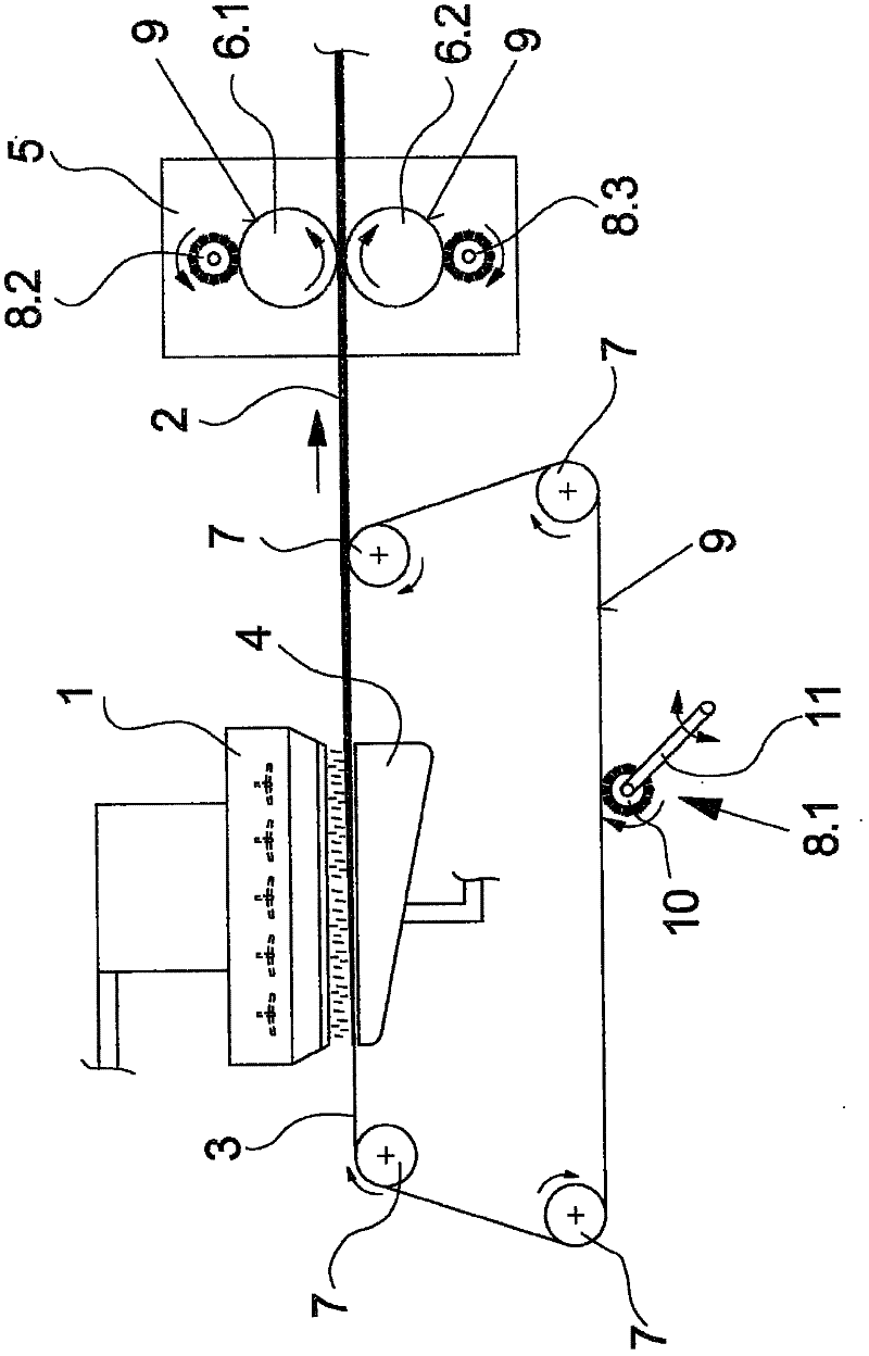 Device for cleaning a functional surface for guiding or treating a material web