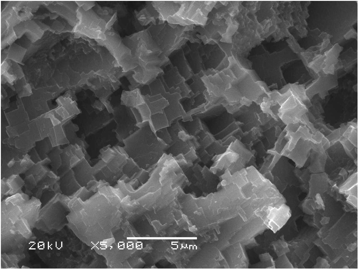 Method for etching and preparing ultra-hydrophobic aluminum surface by using saline solution containing copper ions and chloride ions