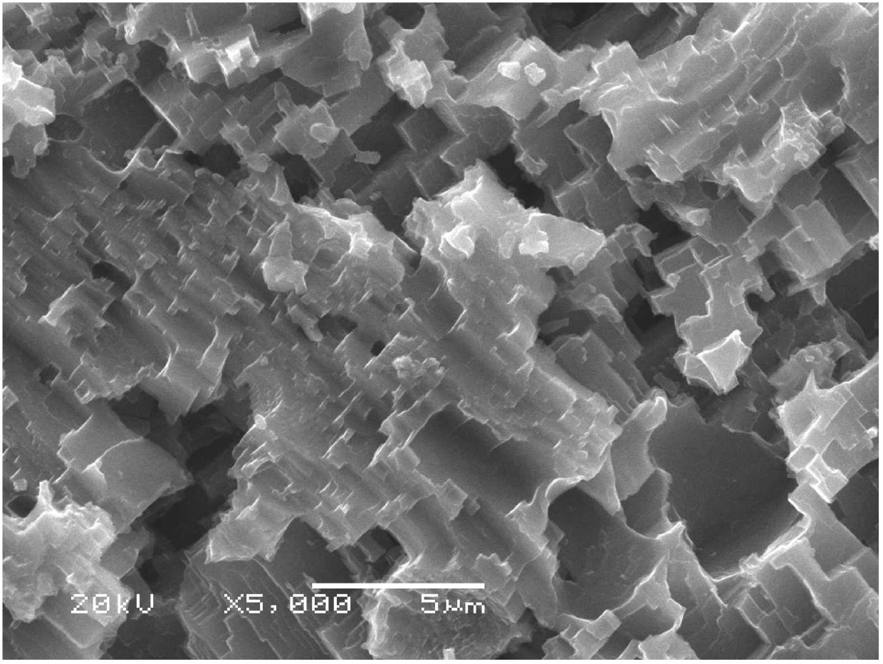 Method for etching and preparing ultra-hydrophobic aluminum surface by using saline solution containing copper ions and chloride ions