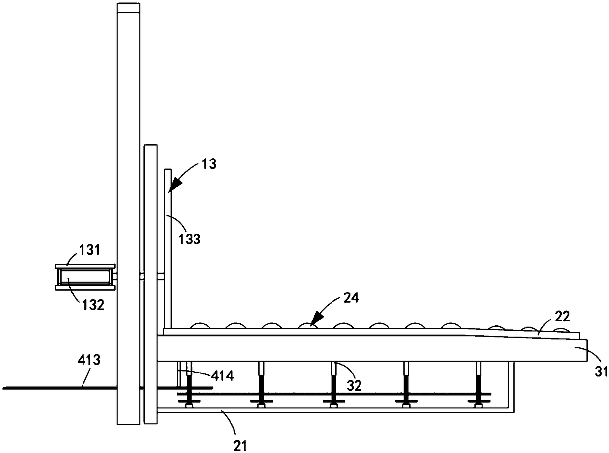 Forward movement type automatic material pushing forklift