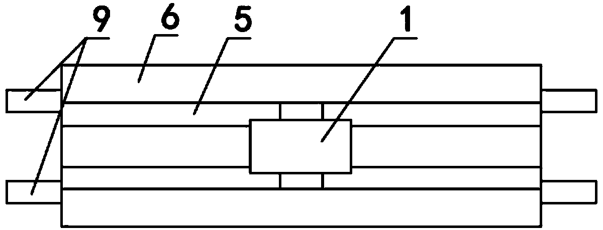 Pressing-cutting integrated type roam raw material cutting device capable of mixing materials through crankshaft and connection rod