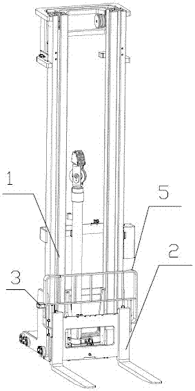 An automatic leveling device suitable for industrial vehicles