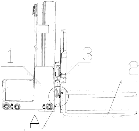 An automatic leveling device suitable for industrial vehicles