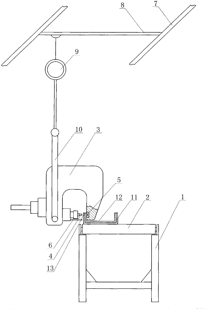 Method and device for machining airfoil hole on two-layer beam lining girder of automobile frame