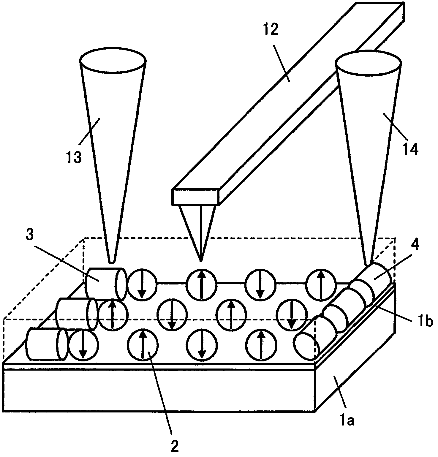 Information recording method and apparatus using plasmonic transmission along line of ferromagnetic nano-particles with reproducing method using fade-in memory