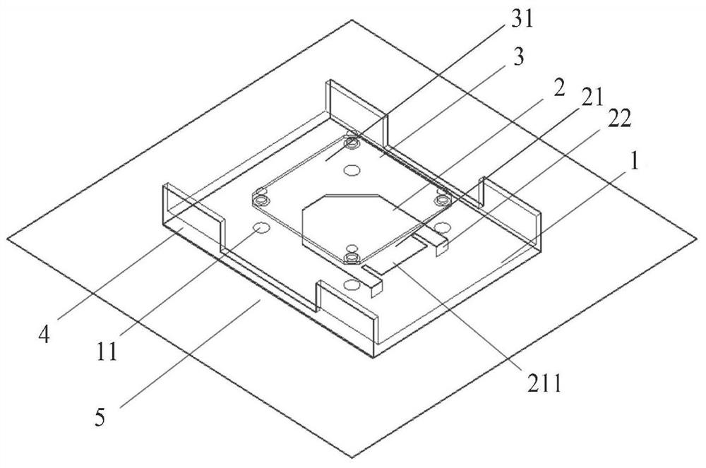 Patch antenna with high cross polarization ratio and communication base station