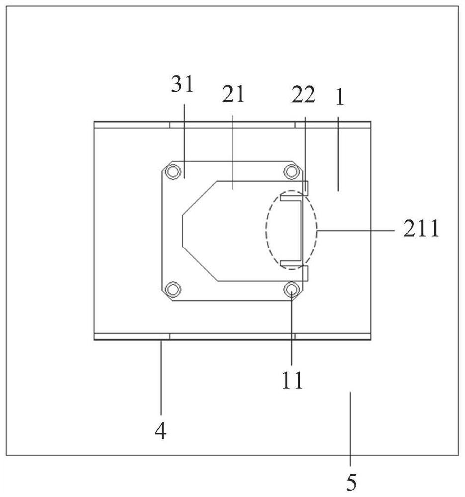 Patch antenna with high cross polarization ratio and communication base station