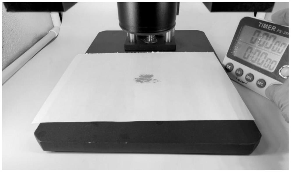 Non-contact induced quick-response solid powder color-changing material and preparation method thereof