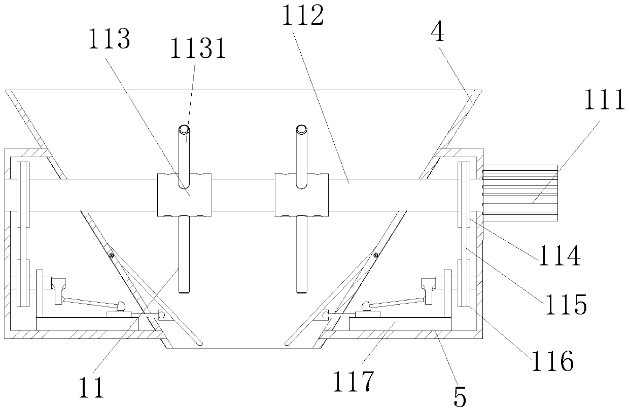 Discharging structure of chemical raw material breaking machine