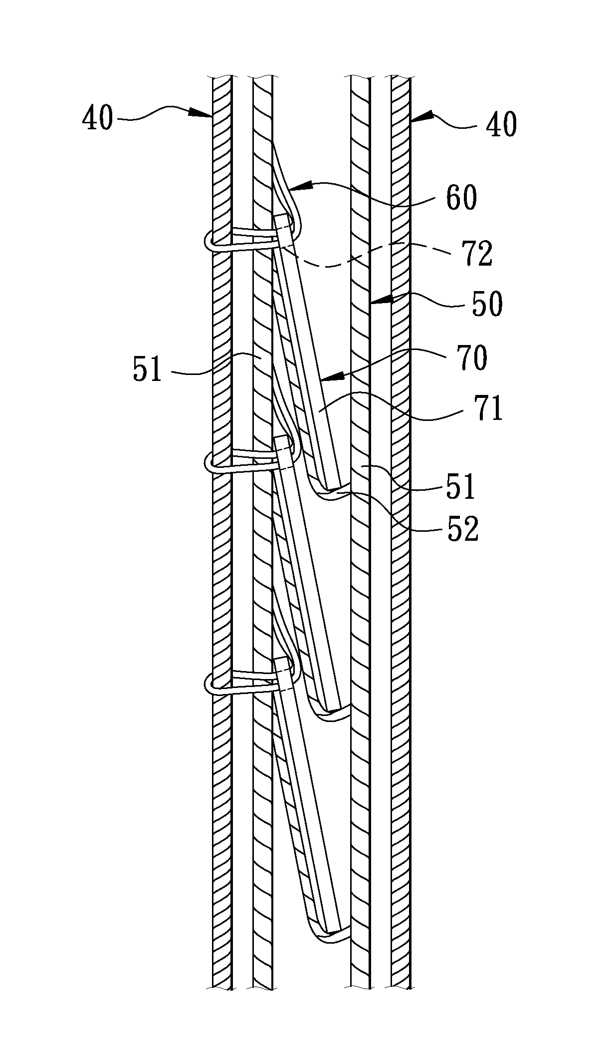 Venetian blind slats having a function of their left and right ends automatically aligned