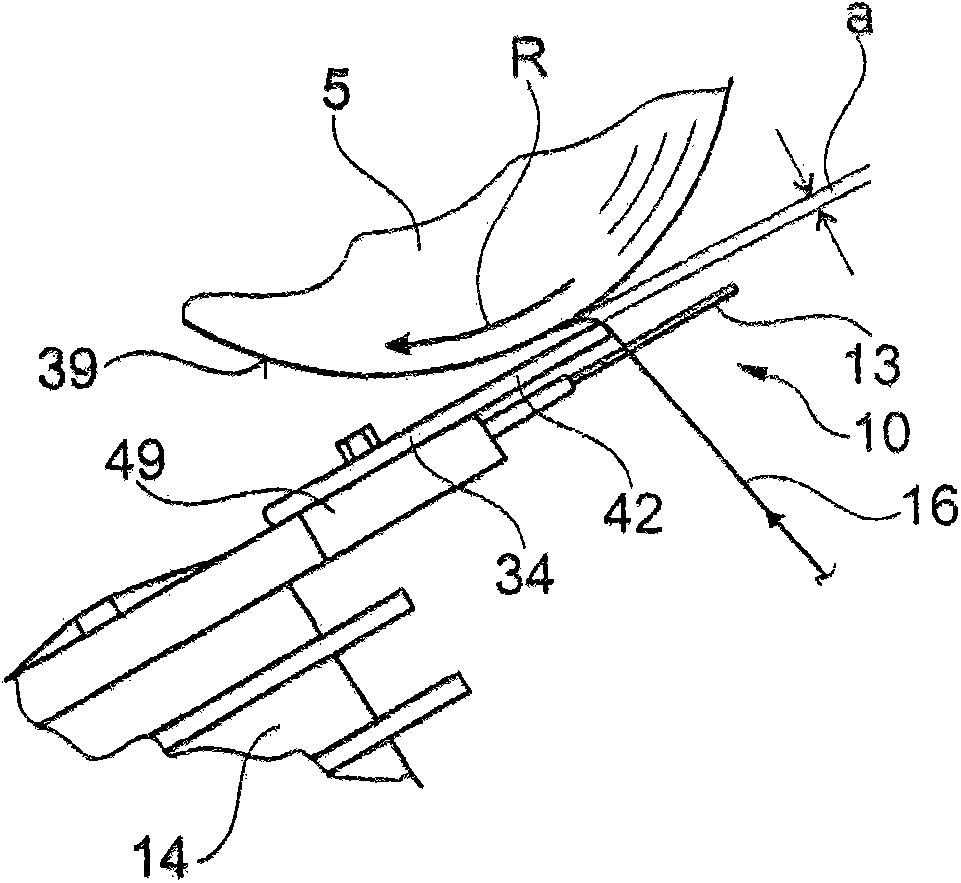 Spooling device for a workstation of a textile machine for creating cross-wound spools