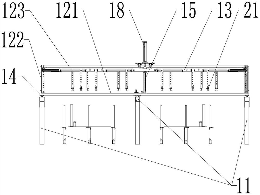 Feeding and discharging device for hollow pipes and feeding and discharging method of feeding and discharging device