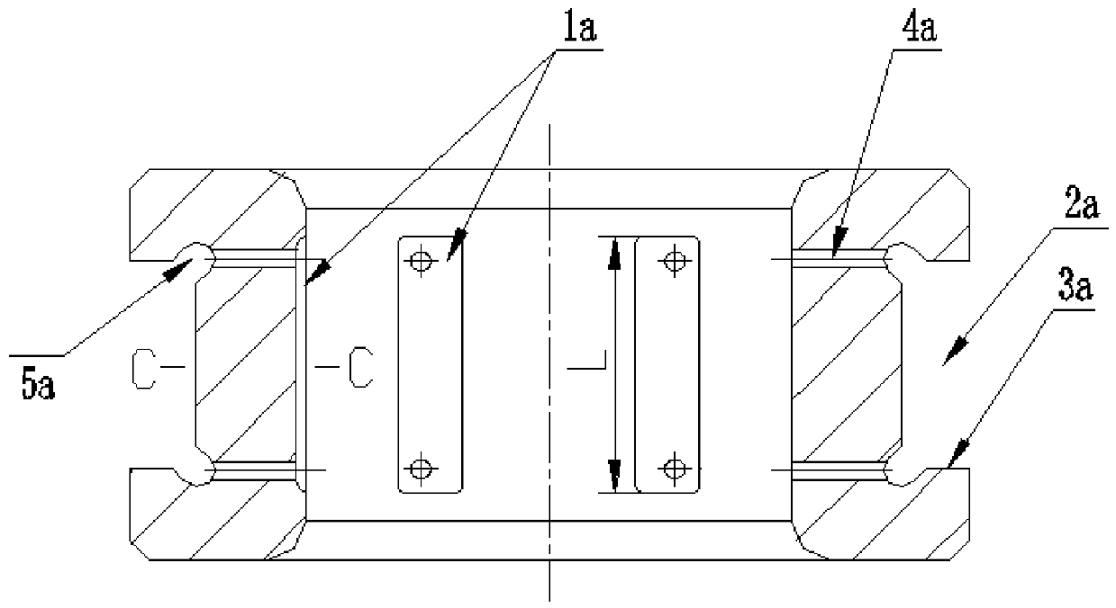 A mold and processing method for processing the inner ring of an engine main shaft bearing containing an inner diameter oil groove