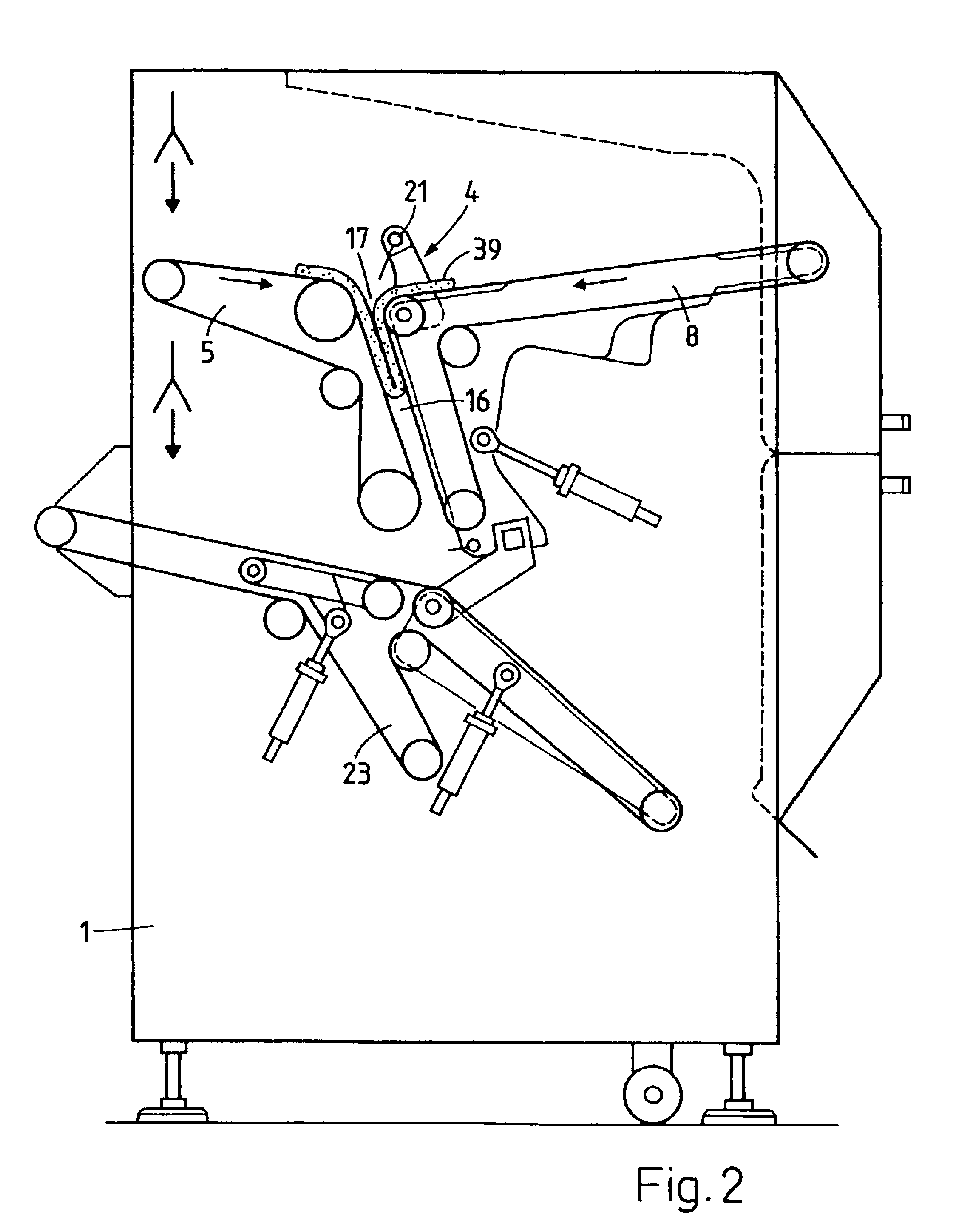 Folding apparatus for folding pieces of linen