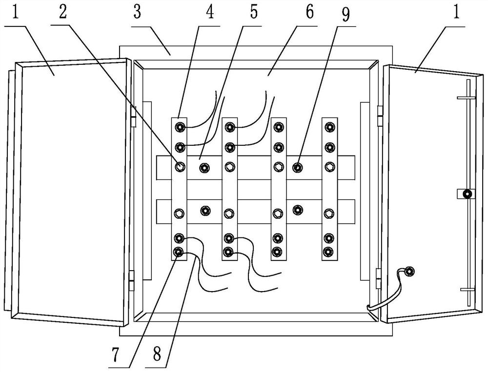 A live connection method for isolating live parts in a low-voltage cable branch box