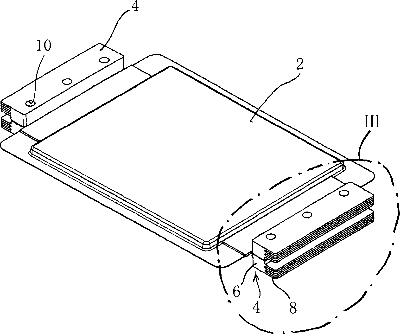 Electrical energy storage device having flat cells and heat sinks