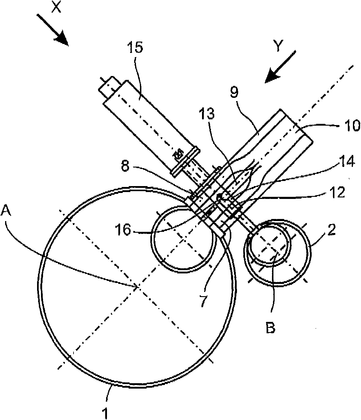 Assembly on paper machines for setting a surface weight cross-section