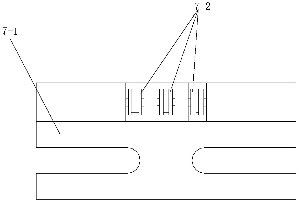 A device and method for rolling silver-magnesium-nickel alloy narrow strip