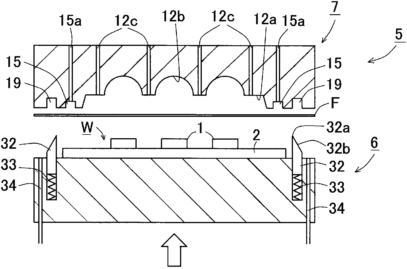 Resin molding machine and method of resin molding