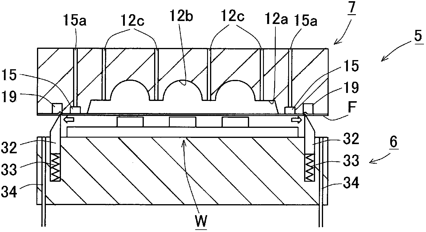 Resin molding machine and method of resin molding