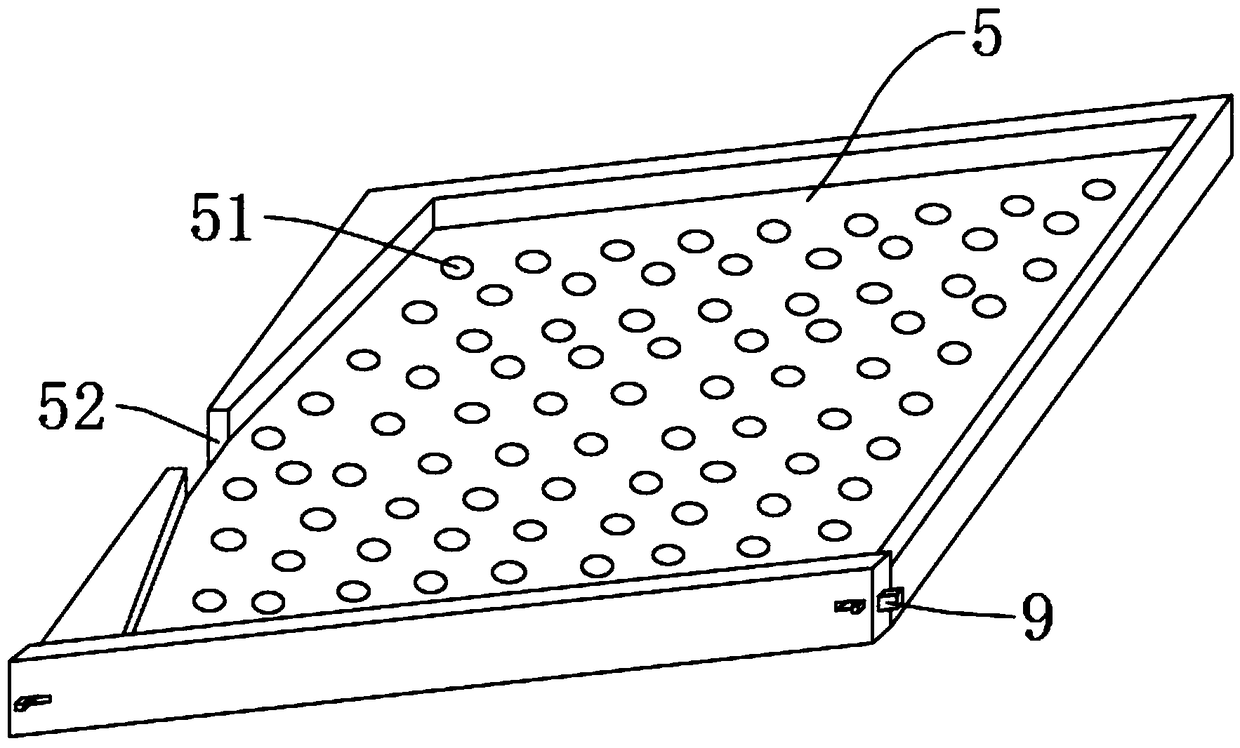 Cyclic breaking and screening device for feed