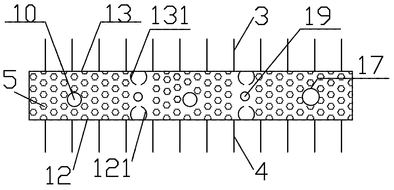 Heat exchanging device based on phase-change heat storage material and packaging method thereof