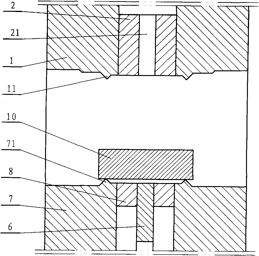 Opposite teeth extruding type fine-blanking die and fine-blanking method adopting same