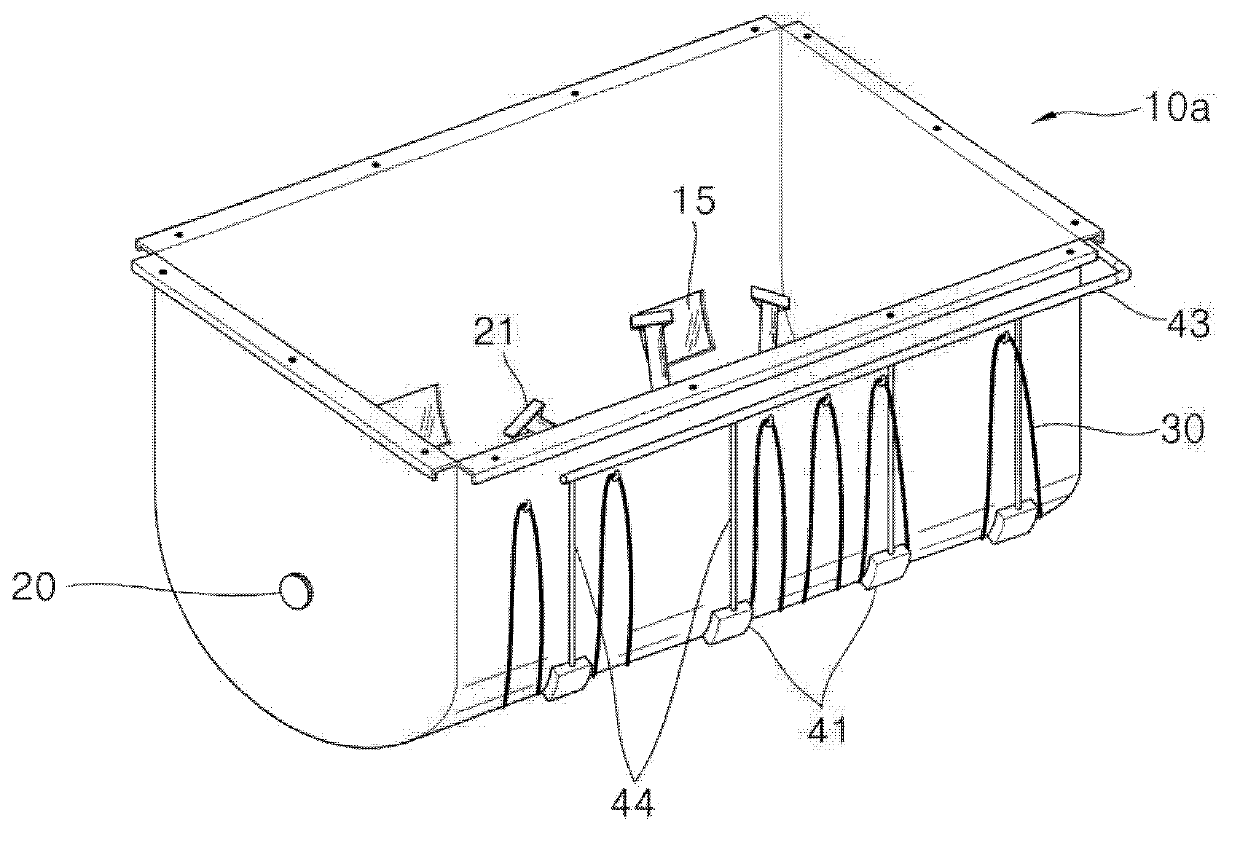 Apparatus equipped with air supply system for treating organic wastes