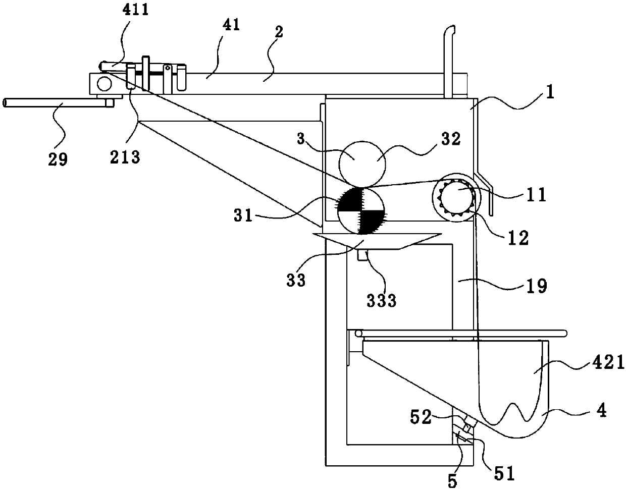 A printing and dyeing fabric squeezing device