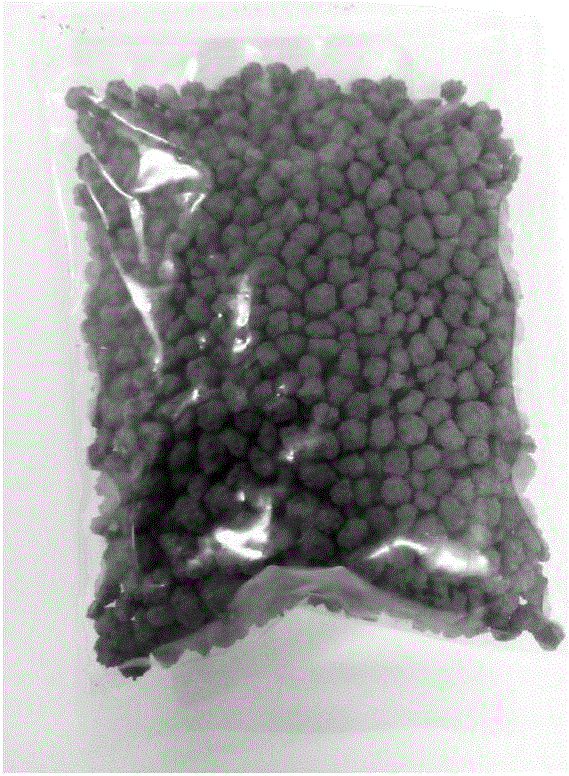 Method for preparing slow-release fertilizer from lignocellulose ethanol fermentation residues