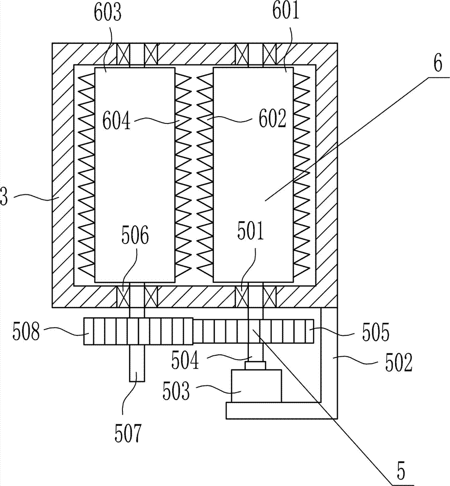 Raw material smashing device for livestock feed manufacturing