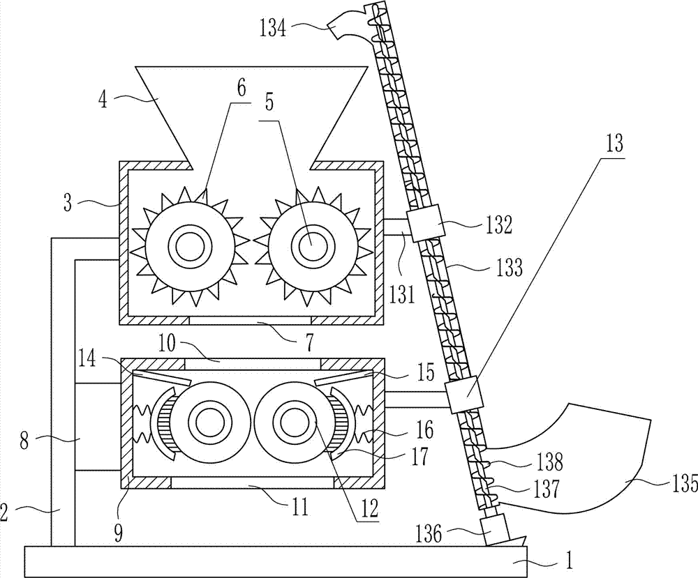 Raw material smashing device for livestock feed manufacturing