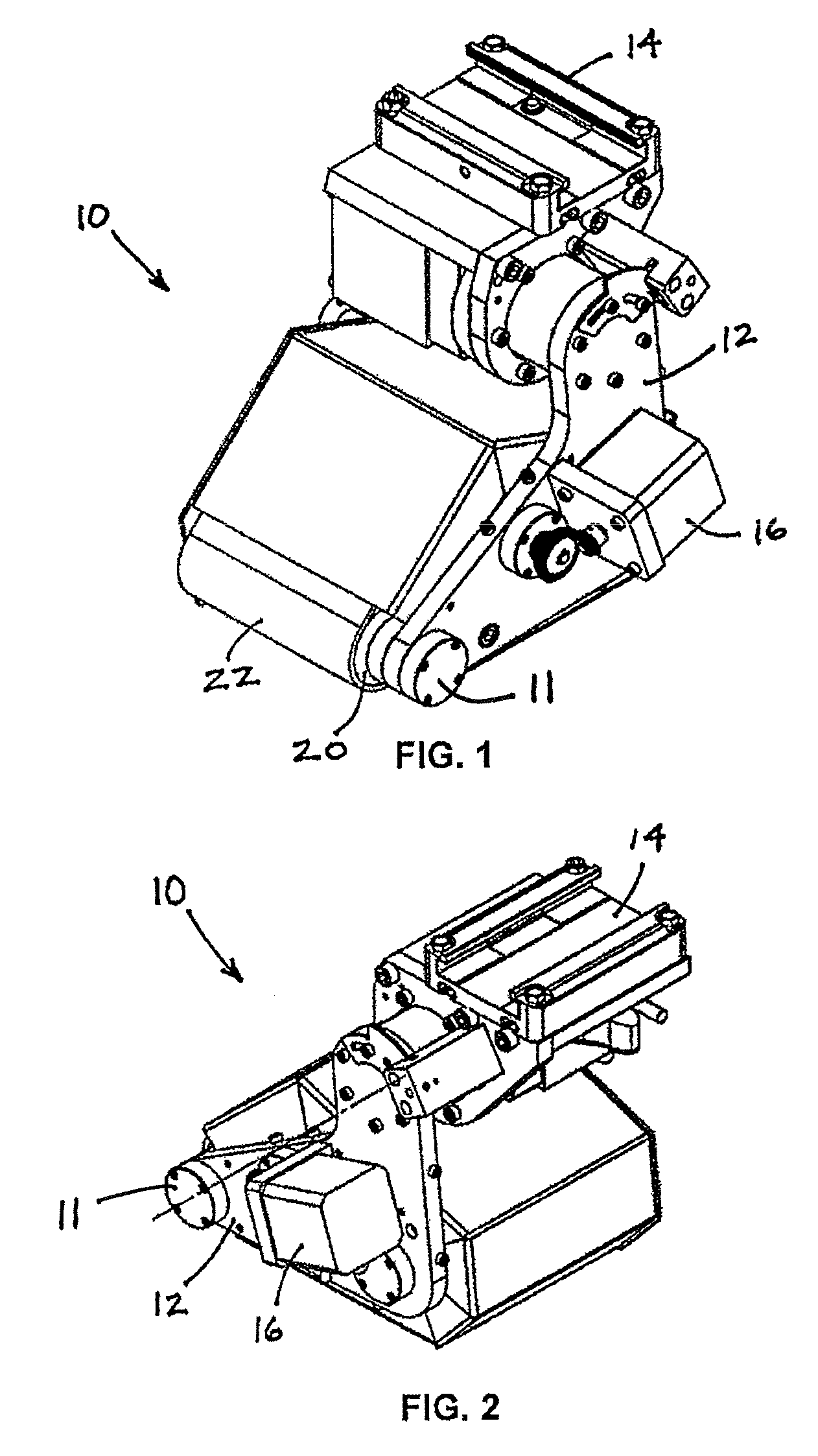 Apparatus, assembly and method for dry cleaning a flexographic printing plate carried on a plate cylinder that includes optimized cleaning functionalities