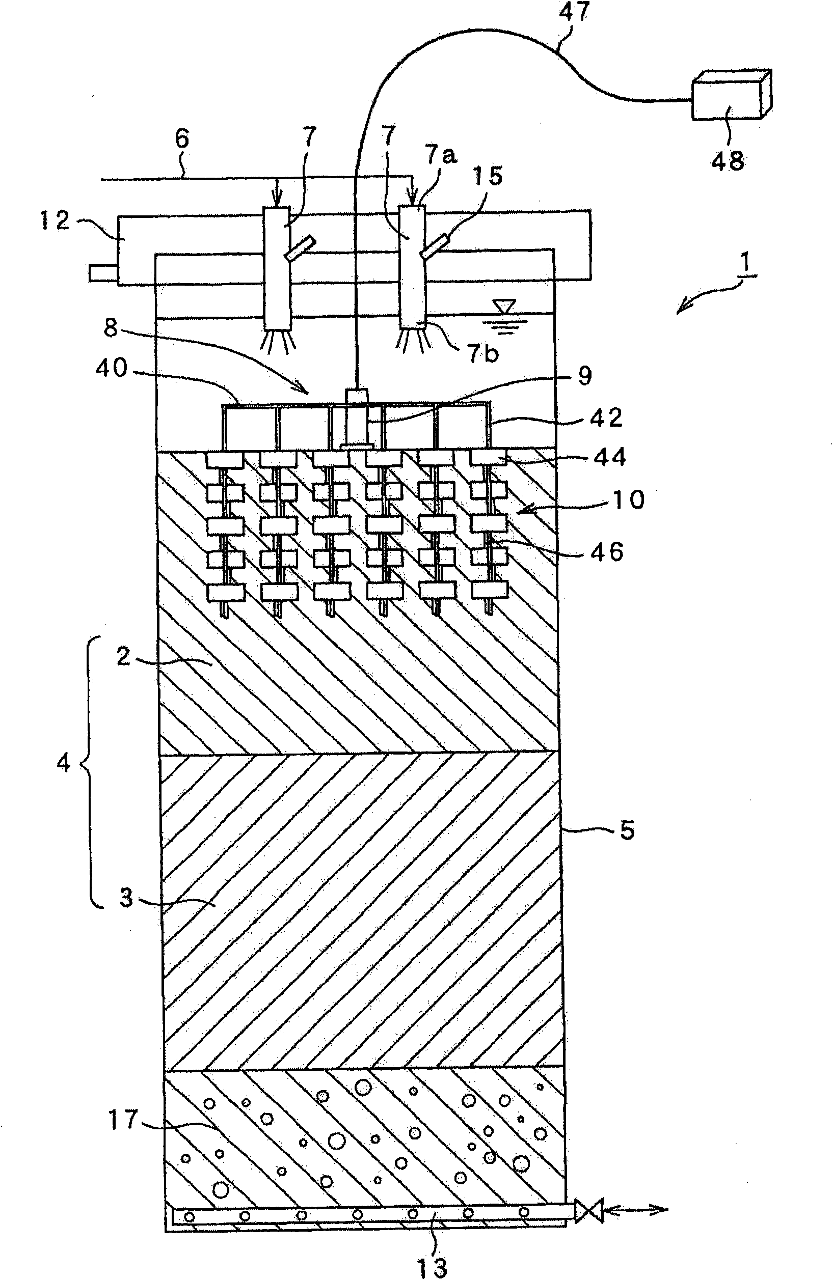 Water treatment device and method for cleaning filtration material layer for water treatment device