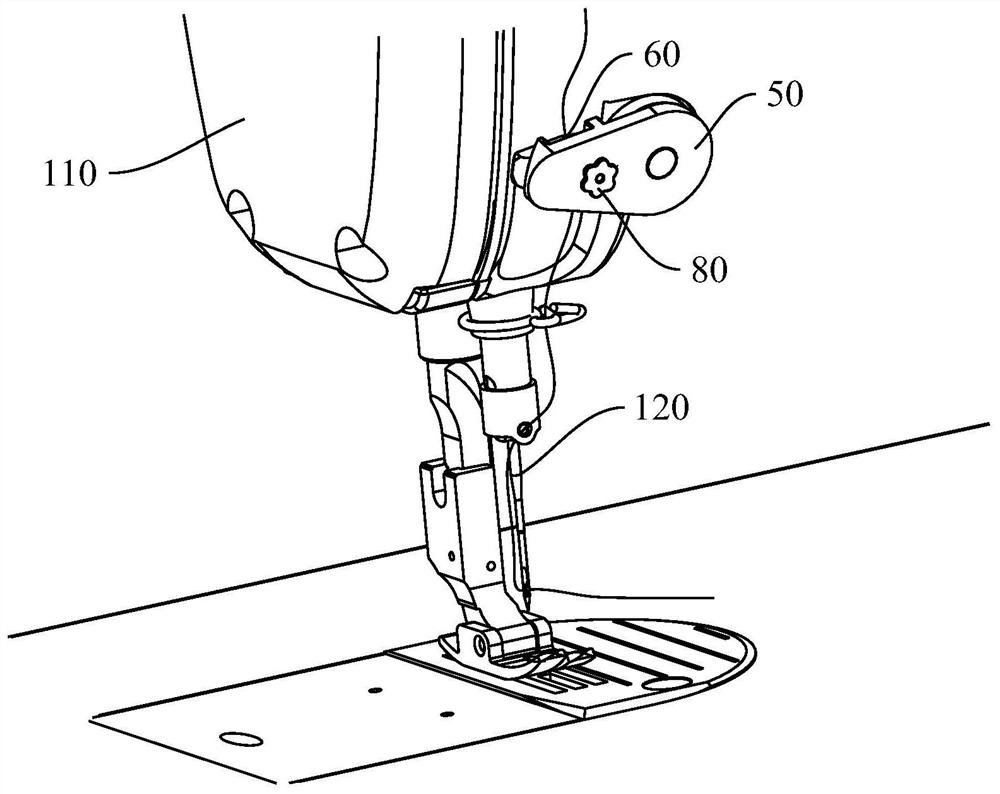 Electronic yarn trapper and sewing machine