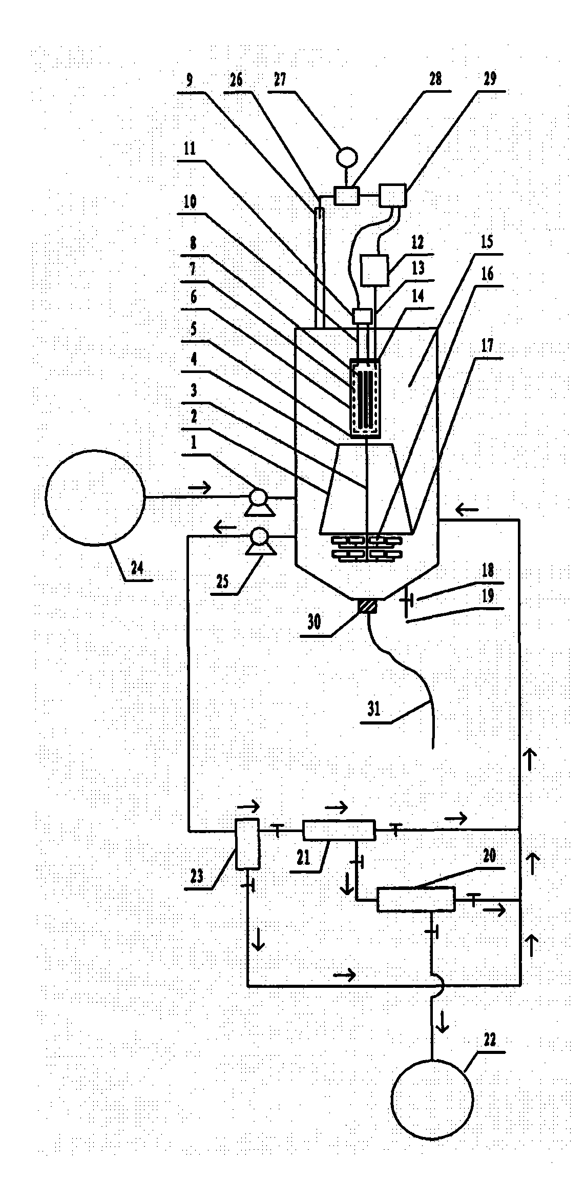 Physically auxiliary anti-catalyst aggregated photo-catalytic reactor having high treatment capacity and used for degrading wastewater