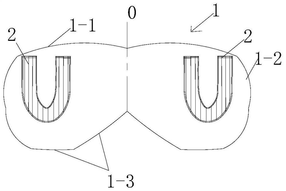 Three-dimensional mask beneficial to rapid and automatic production and production method thereof