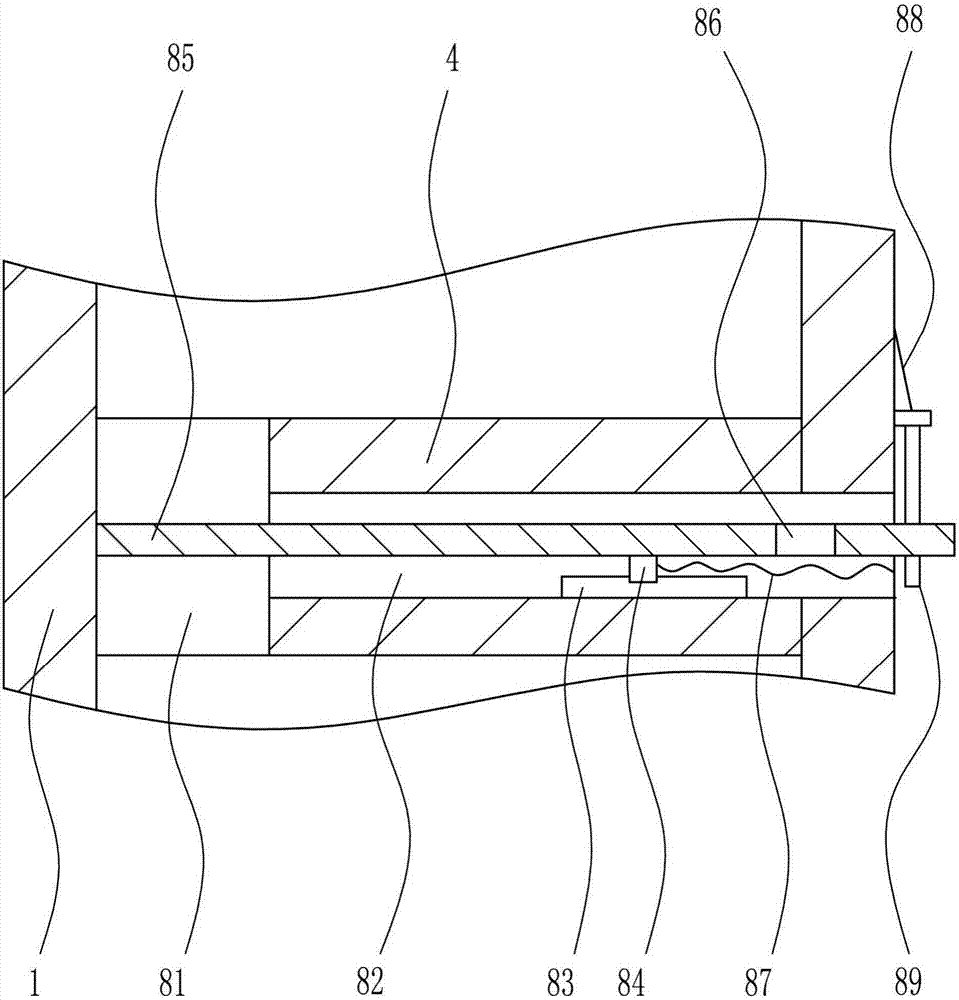 Engine oil bottle capable of pouring engine oil out quantitatively