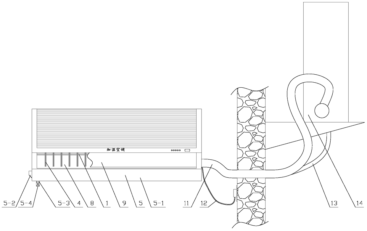 Humidity-dissipating air-conditioning device with condensate replenishment