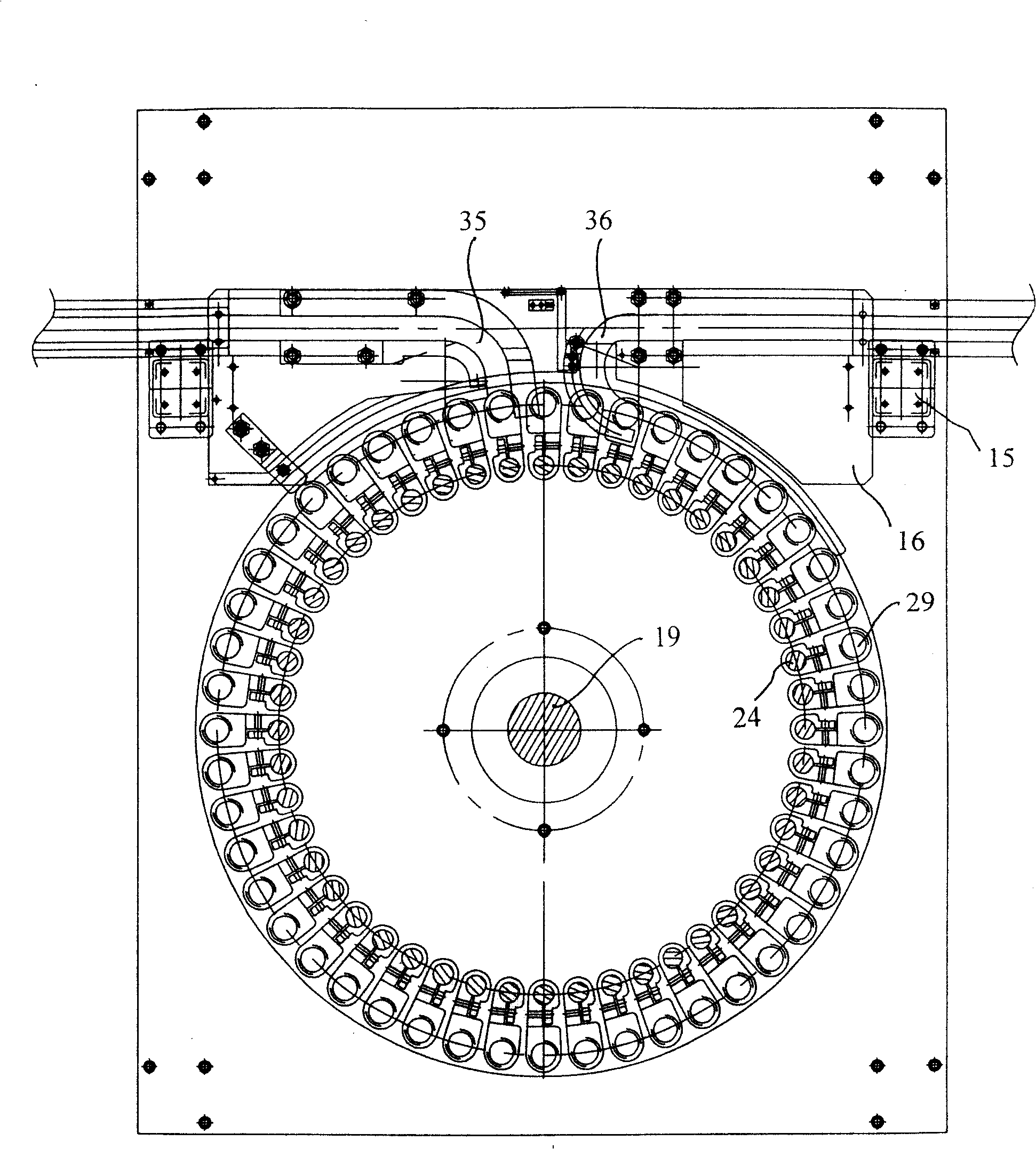 Alkaline dry battery electrolyte vacuum absorption device