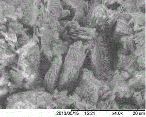 Method for preparing lightweight calcium hexaaluminate at low temperature