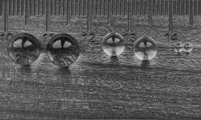 Self-expanding microsphere for lacrimal sac expansion and preparation method thereof