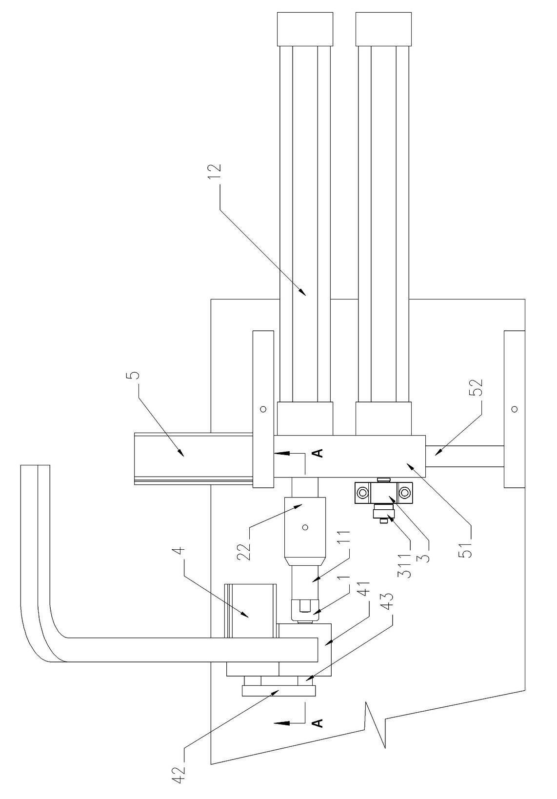 Active sleeve-withdrawing device for hose assembling machine