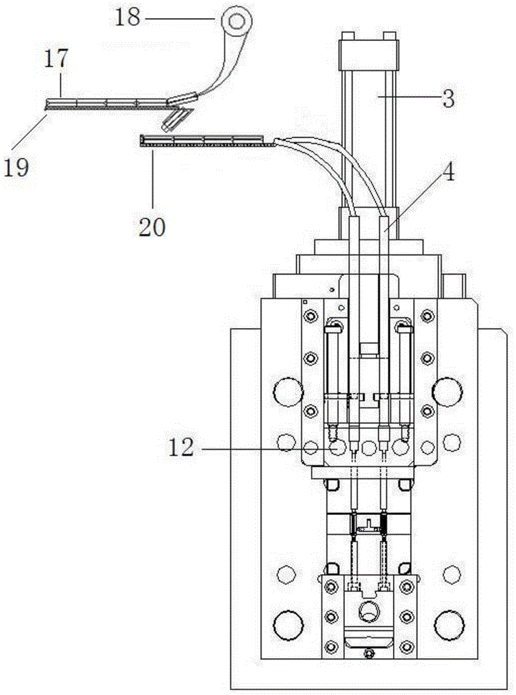 Automatic member-embedding injection mould