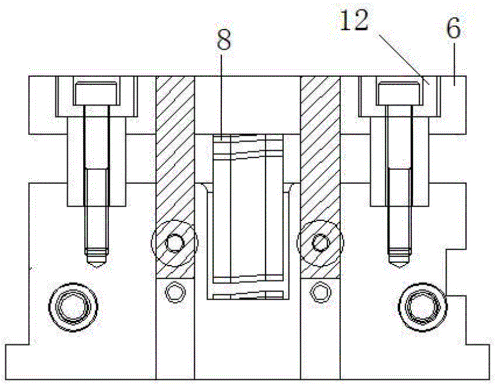 Automatic member-embedding injection mould