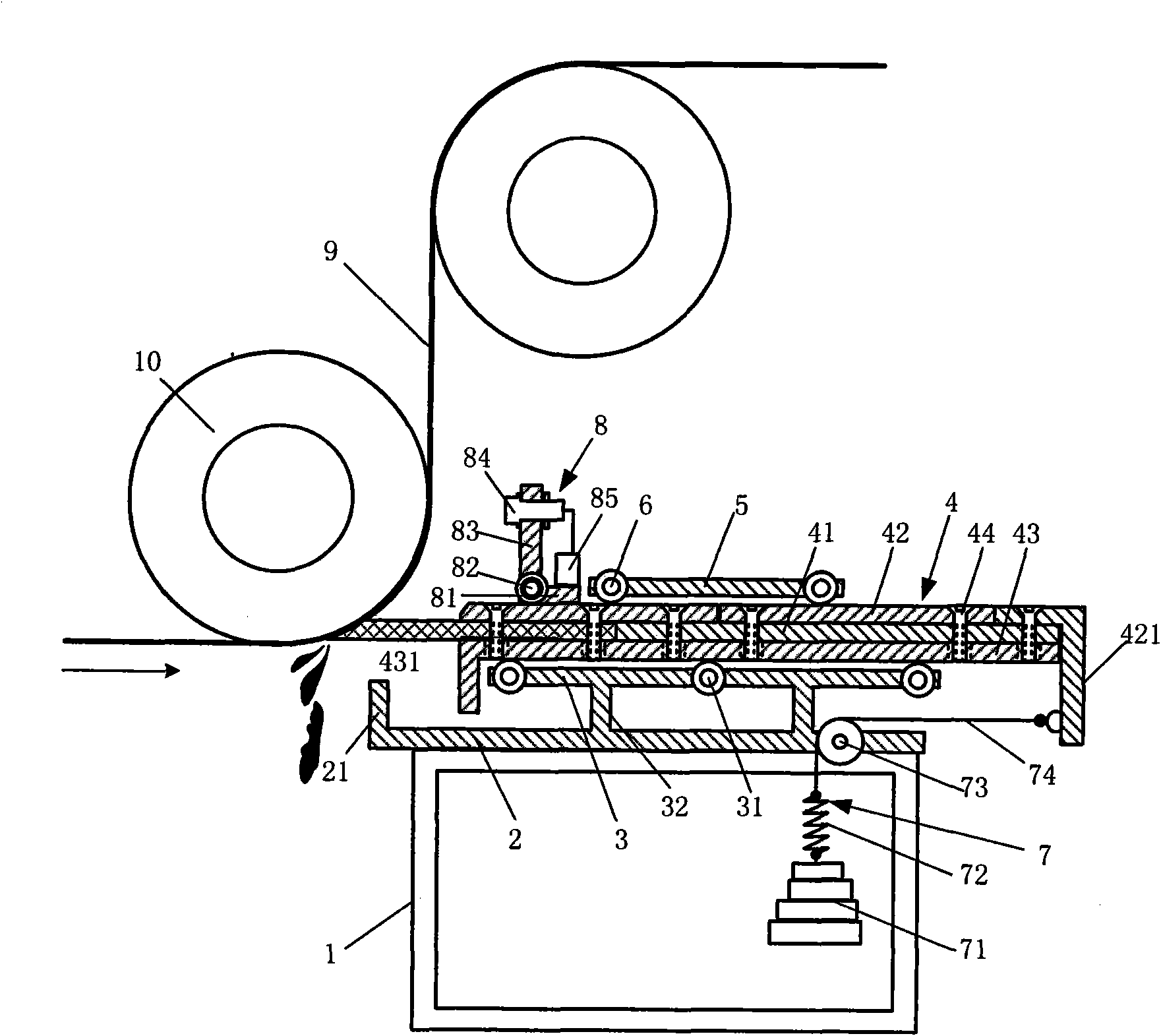 Self-propelled compensating return stroke sweeper for conveying belt