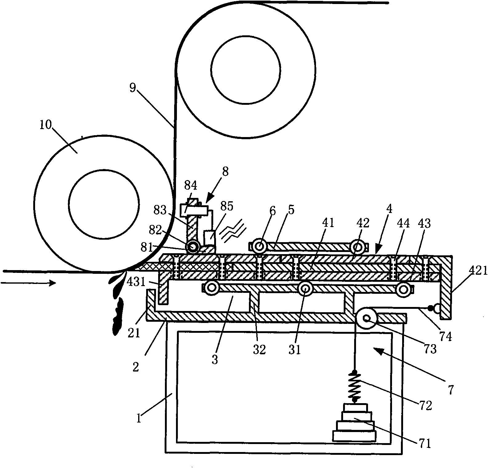 Self-propelled compensating return stroke sweeper for conveying belt